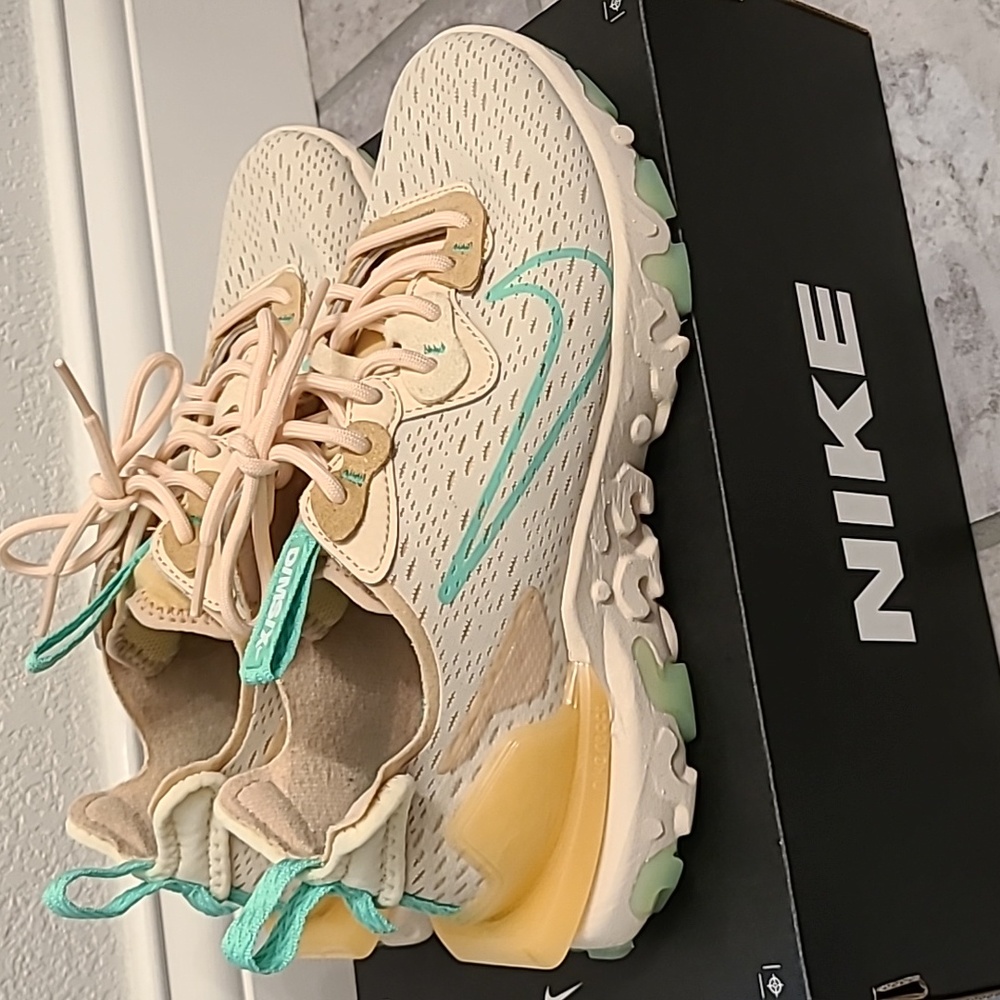 Woman Nike NSW React Vision